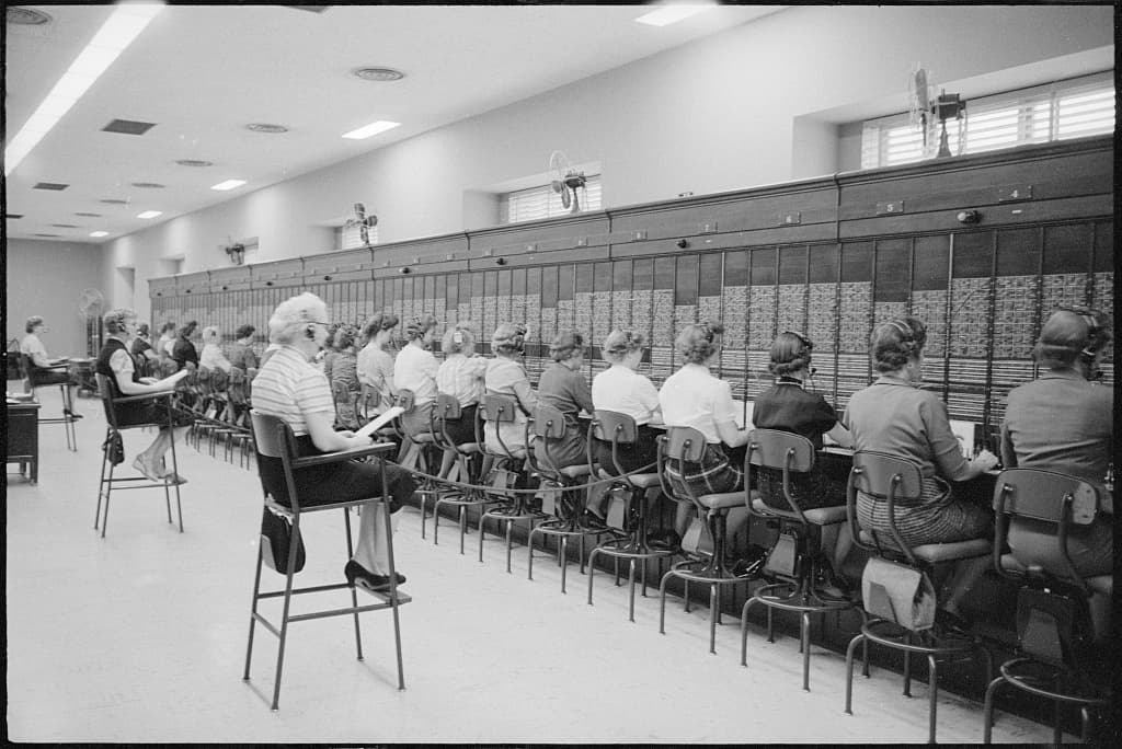 Women working at a switchboard at the U.S. Capitol, Washington. Image from Library of Congress.